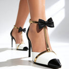 Pair d'escarpins T-strap en satin violet, vue de dessus