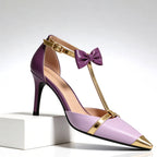 Escarpin T-strap en satin violet avec nœud décoratif doré, vue de profil