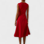 Détail du drapé asymétrique à la taille et corsage ajusté