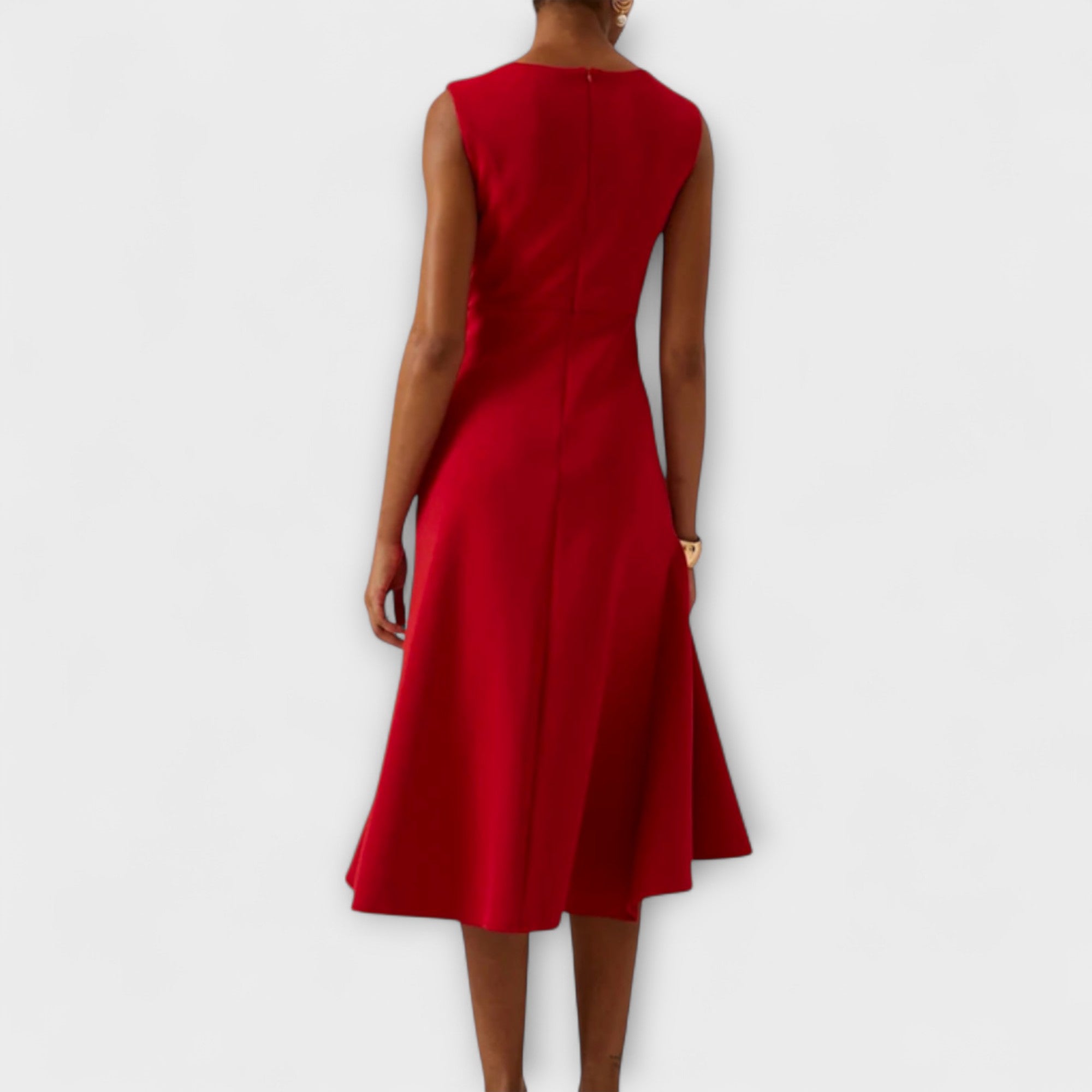 Détail du drapé asymétrique à la taille et corsage ajusté