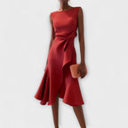 Robe mi-longue sans manches avec drapé asymétrique, vue de face