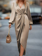 Robe midi en satin, vue intégrale en pied