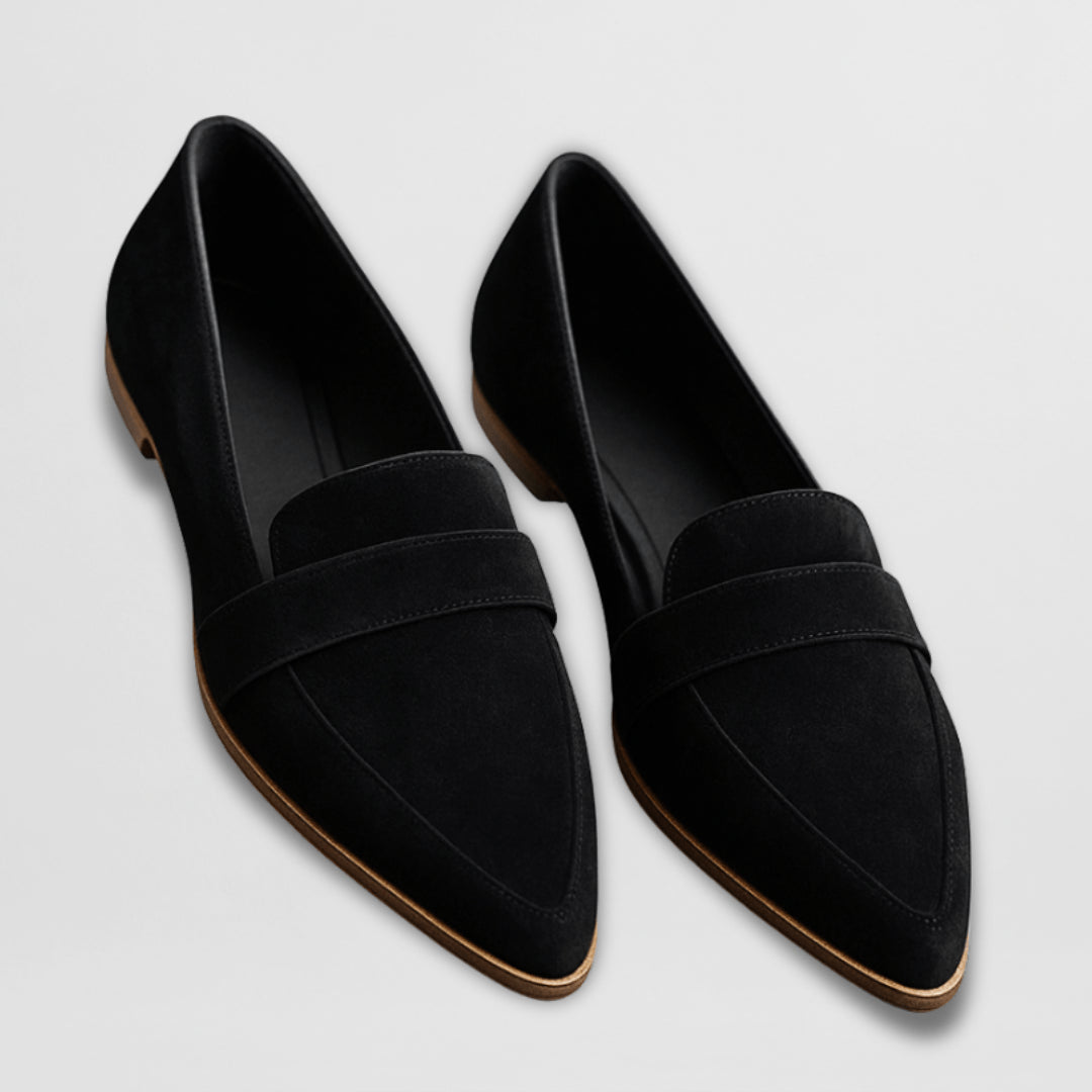 Mocassins en daim de profil montrant la souplesse et la finition