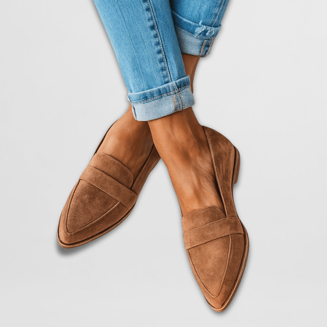 Mocassins en daim beige vue de face, femme portant les chaussures