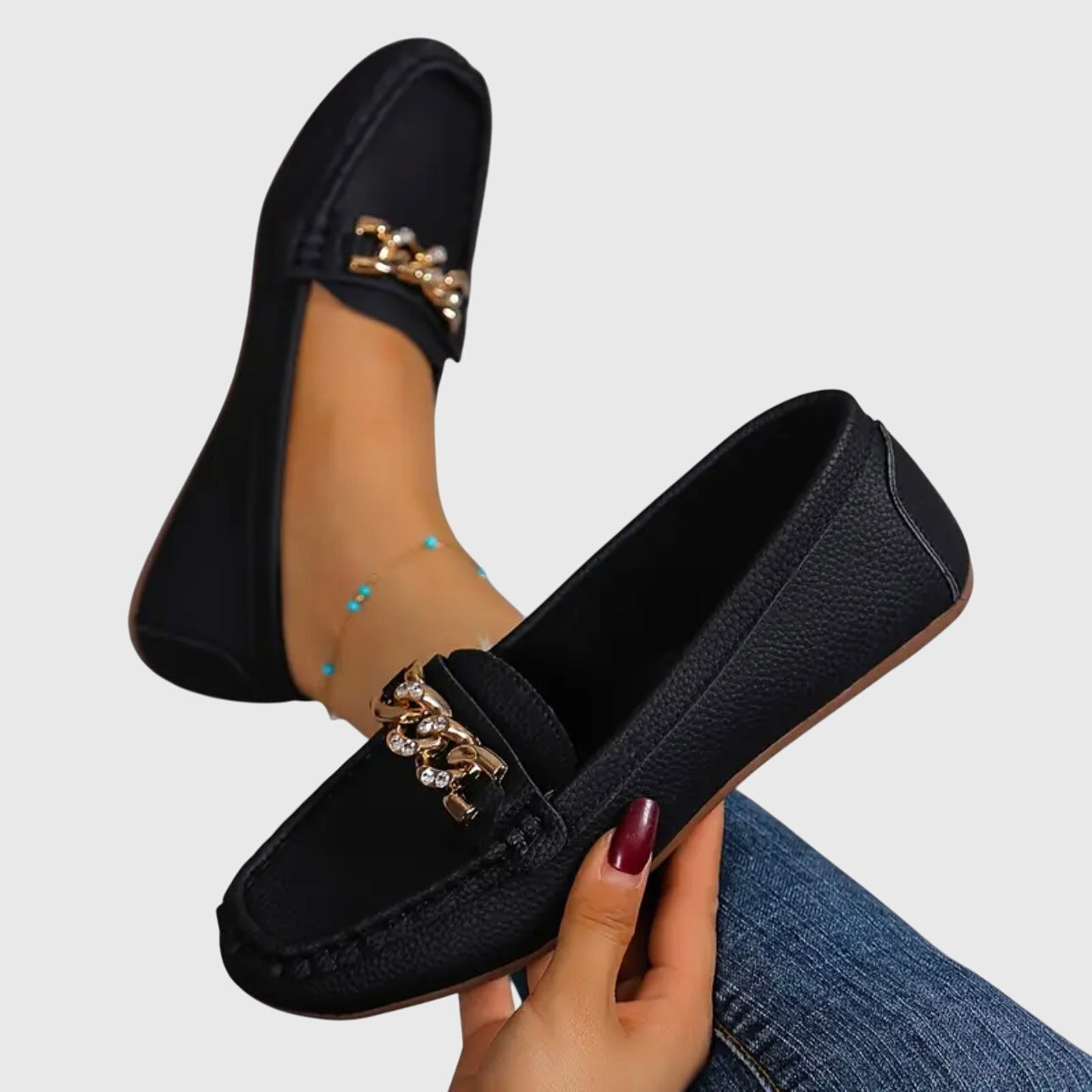 Mocassins blancs empilés montrant la profondeur du modèle
