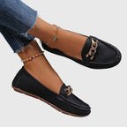 Mocassins blancs chaîne dorée, profil latéral droit