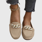 Mocassins blancs chaîne dorée, profil latéral gauche