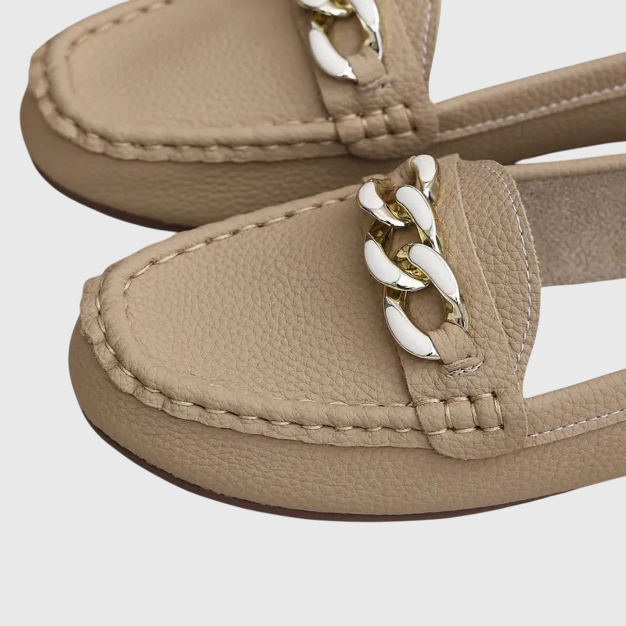 Vue de dessus des mocassins blancs avec détail de la chaîne dorée