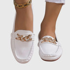 Détail du dessus texturé blanc des mocassins