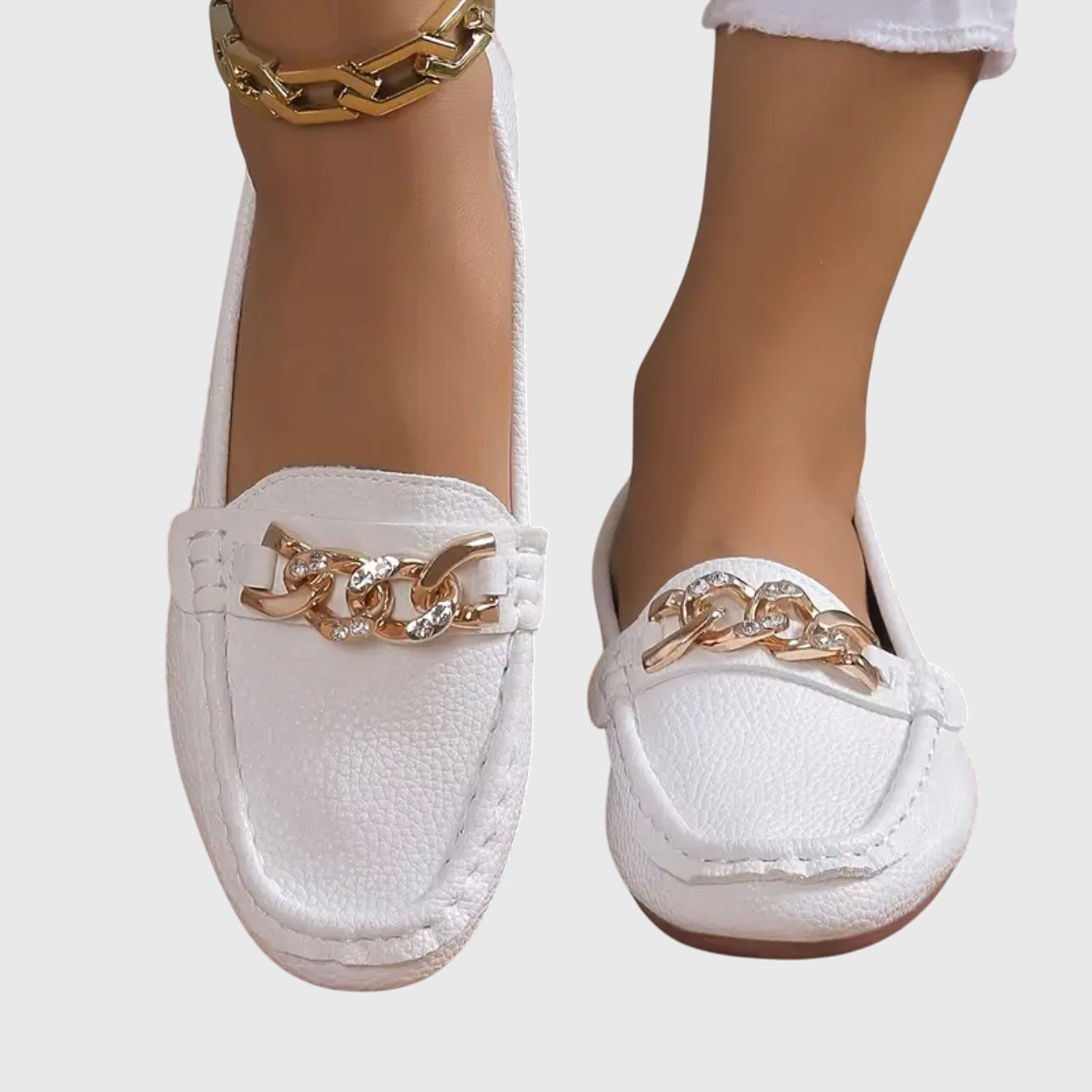 Détail du dessus texturé blanc des mocassins