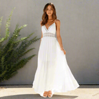 Femme portant une robe longue blanche col V avec bordure dentelle, vue de face
