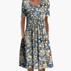 Robe fluide en position de profil, jupe descendant sous le genou