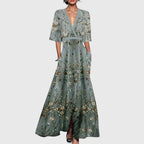 Détail de l'imprimé floral bleu et gris en bas de robe