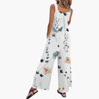 Femme portant une combinaison florale à jambe large, vue trois quarts