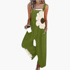 Femme en combinaison florale large, pose de profil, silhouette fluide