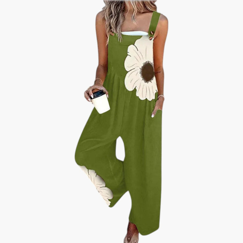 Femme en combinaison florale large, pose de profil, silhouette fluide