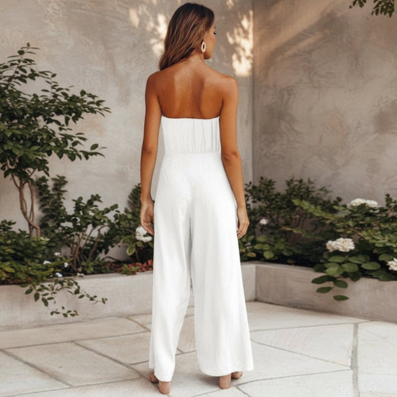Détail des jambes larges et fluides de la combinaison