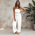 Femme portant une combinaison bustier à jambes larges avec ceinture nouée